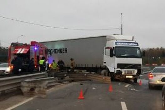 У завода Hyundai в Петербурге фура вылетела на встречную полосу