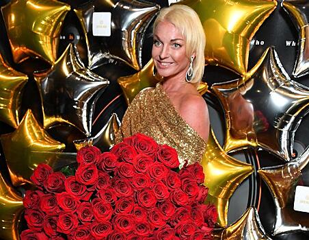 На прогулке: Волочкова в белой шубке с серебристой вышивкой устроила ледовые танцы на ГУМ-катке