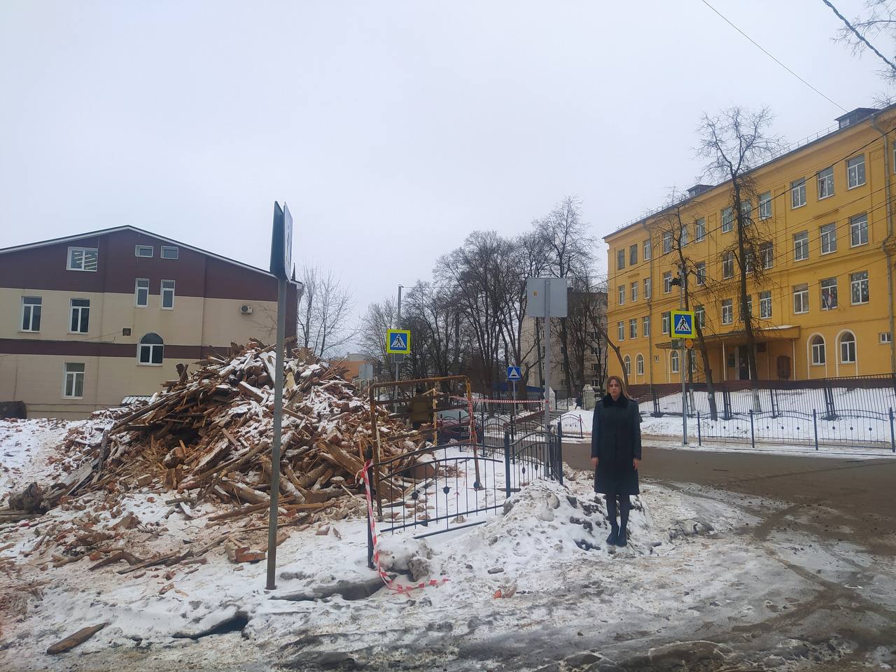 В Калуге по требованию прокуратуры снесли заброшенный дом возле школы