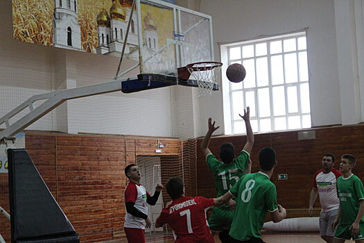 Выселковские ветераны спорта обыграли молодёжные команды на соревнованиях по баскетболу (фоторепортаж)