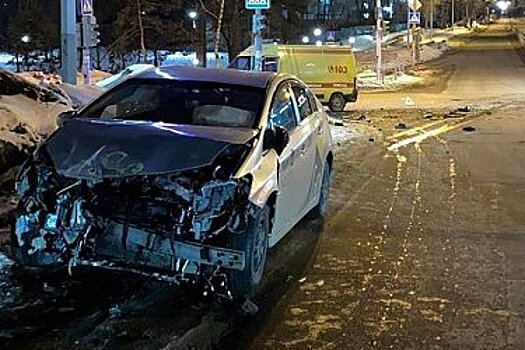 Шокирующие подробности: в Хабаровске легковушка влетела в скорую помощь, есть пострадавшие
