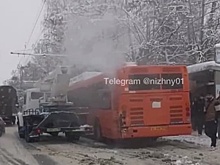 Соцсети: автовышка столкнулась с автобусом на улице 50 лет Победы