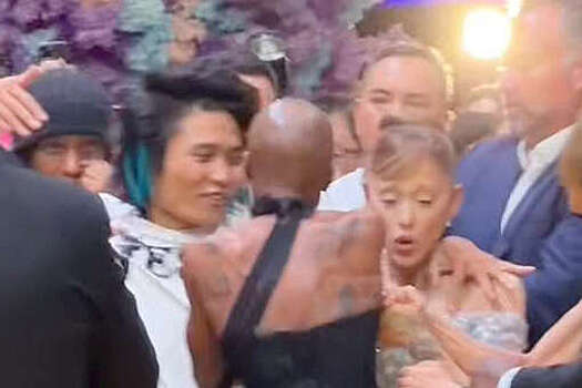 CNA: австралийца, схватившего Ариану Гранде на премьере, выслали из Сингапура