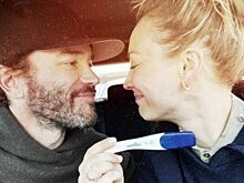 Звезда «Теории большого взрыва» Кейли Куоко ждёт дочь