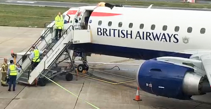 В лондонском аэропорту паралимпийский атлет забрался на самолет