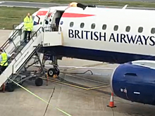 В лондонском аэропорту паралимпийский атлет забрался на самолет