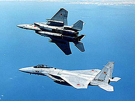 Японские истребители F-15 сопроводили «стратегов» России и Китая