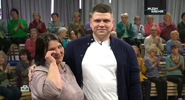 Слезы радости: Сергей из Новосибирска нашел родителей спустя 14 лет в "Жди меня"