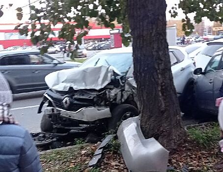 Водитель с признаками опьянения врезался в припаркованные авто в Ижевске