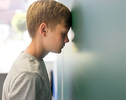 10-летнего мальчика, которому отец отрезал мизинец, похоронили рядом с матерью