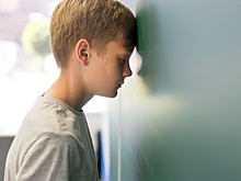 10-летнего мальчика, которому отец отрезал мизинец, похоронили рядом с матерью