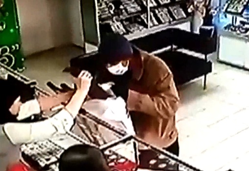 Костыли и два пистолета: в Котово задержали грабителя ювелирного магазина — видео