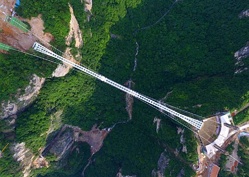Самый большой прозрачный мост в мире открыли в Китае