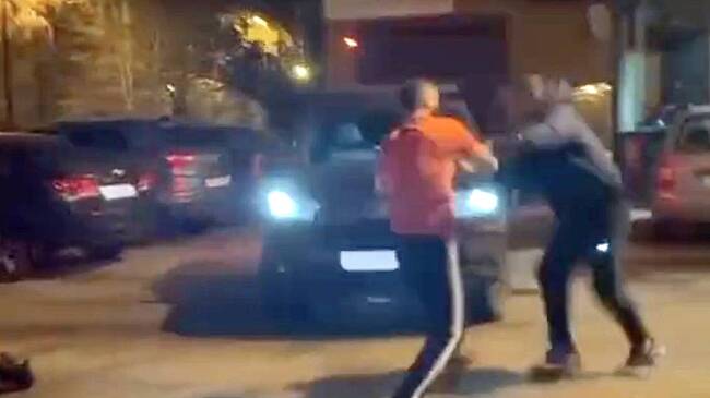 Поссорившиеся в родительском мужчины устроили поединок с топором и битой