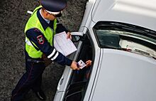 Имеет ли инспектор ГИБДД право подойти к припаркованной машине и проверить документы?