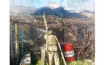 После прилета в дом на хуторе Бырдина Курской области начался пожар