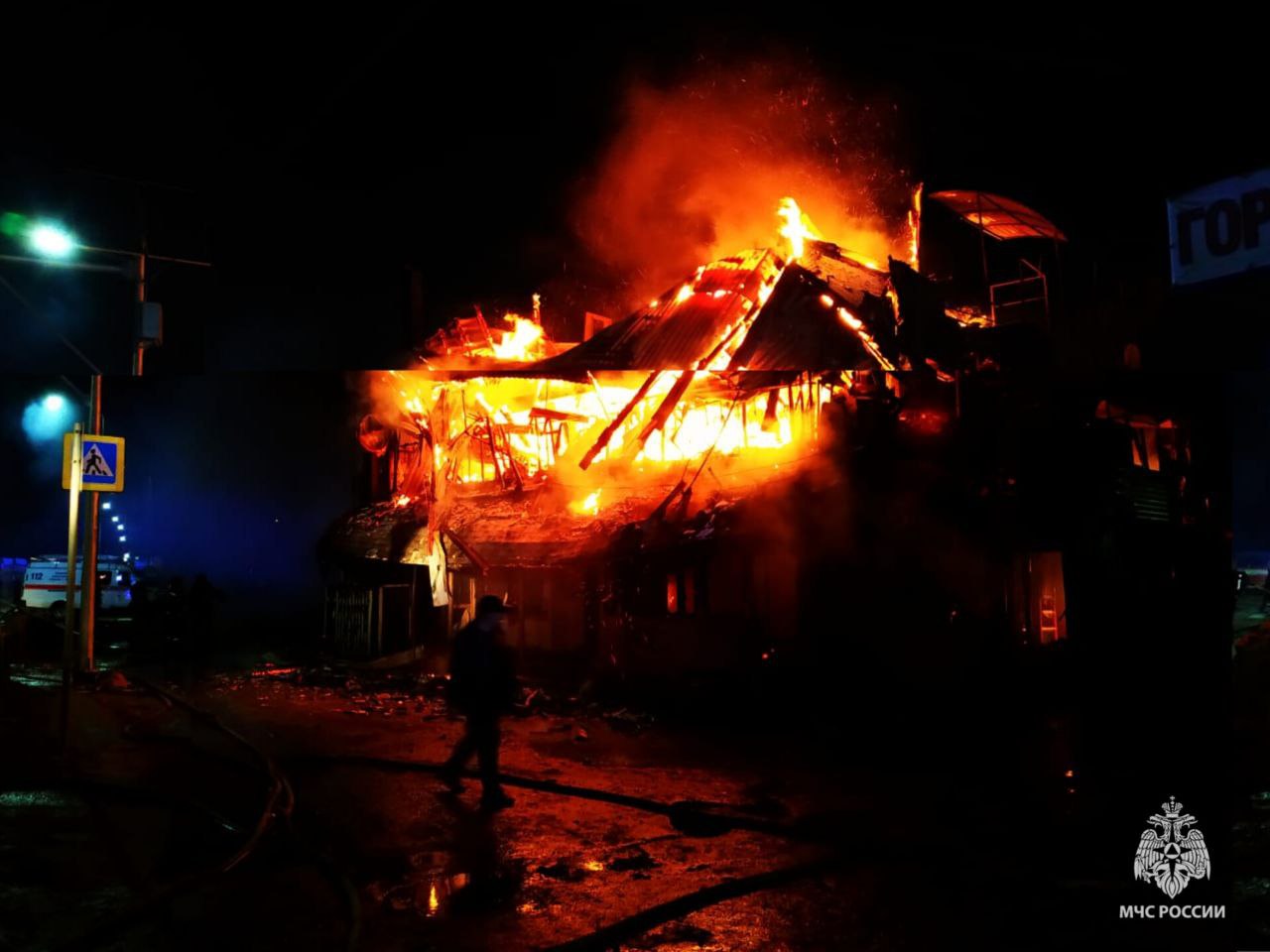 В огне — 400 кв. м: в Азове горит трехэтажное здание на улице Победы
