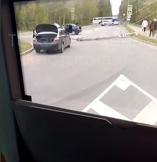 Автобусы разворачиваются: упавший столб перекрыл важную дорогу в Костроме