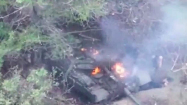 «Молния» и «Ланцет» превратили в груду железа замаскированный в лесу Т-72
