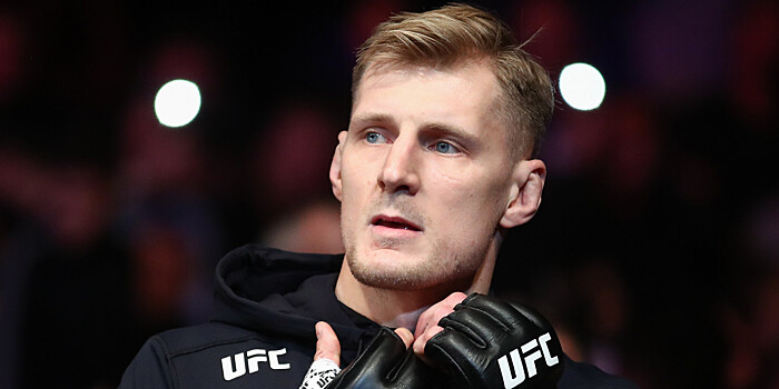 Россиянин Волков на турнире UFC в Лондоне проиграл британцу Аспинэллу болевым приемом