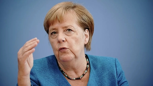 У Меркель заметили странно перевязанный средний палец