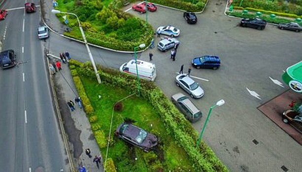 Водитель автомобиля Jaguar, врезавшийся в АЗС, уходил от столкновения
