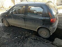 «Слишком тяжелая»: в Челябинске Matiz провалился под асфальт