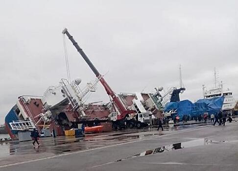 На петербургском судостроительном заводе перевернулся траулер с людьми. Пропали два человека