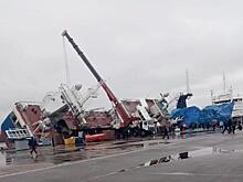 На петербургском судостроительном заводе перевернулся траулер с людьми. Пропали два человека