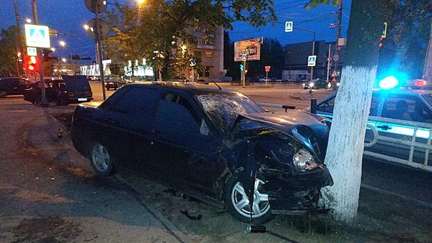 Два отечественных авто не поделили дорогу в центре Вологды, есть пострадавшие