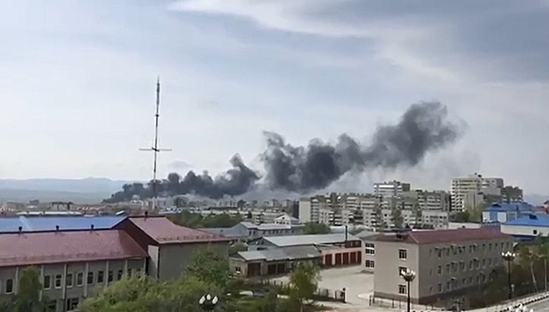 В Южно-Сахалинске потушили пожар в здании в районе вокзала