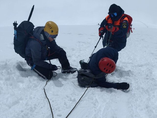 Спасатели эвакуировали альпиниста с Эльбруса