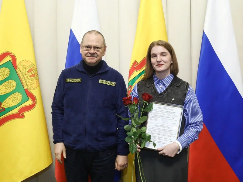 Олег Мельниченко вручил жилищные сертификаты и ключи от квартир жителям сельских территорий и представителям АПК