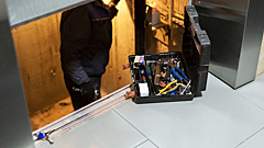 Большинство поступает неправильно: что делать, если вещи упали в шахту лифта