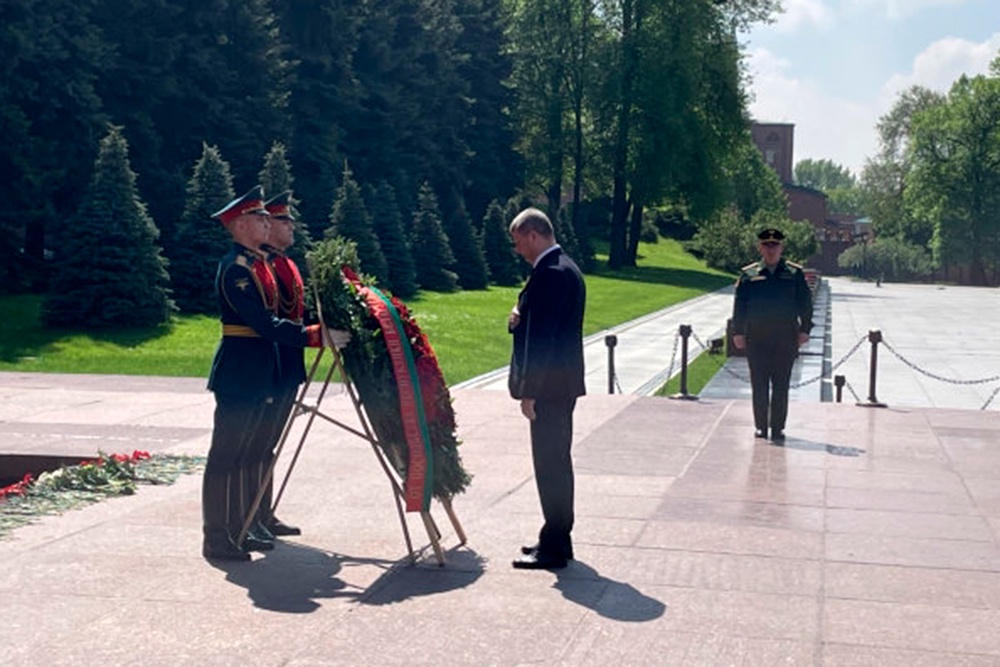 Венок от посольства Беларуси возложен к Могиле Неизвестного Солдата