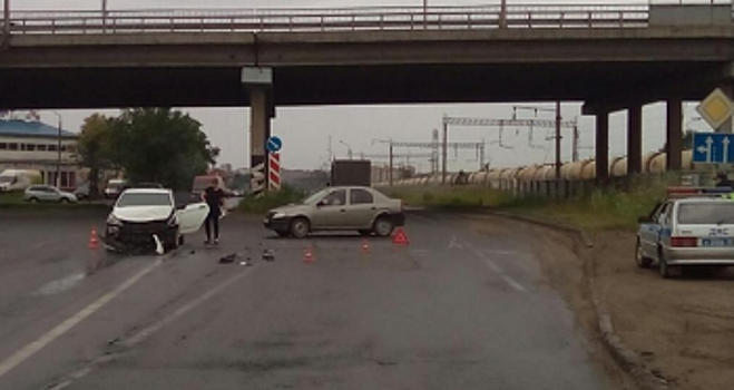 В Череповце под Северным мостом произошла автомобильная авария