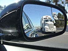 Зачем нужна вертикальная полоса на боковом зеркале авто