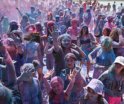 Краски в цветах триколора, танцы и блогеры: как в Сочи прошёл праздник «Холи» в честь Дня флага