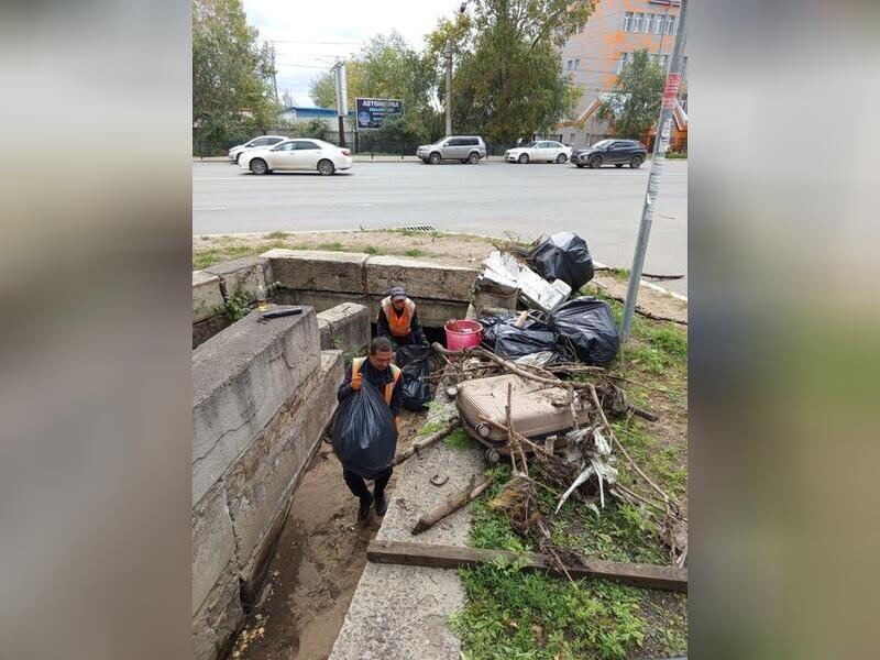 Диван был обнаружен в ливневке на Новобульварной