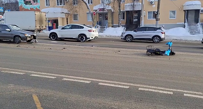 Курьер на велосипеде попал под колеса легковушки в Нижнем Новгороде