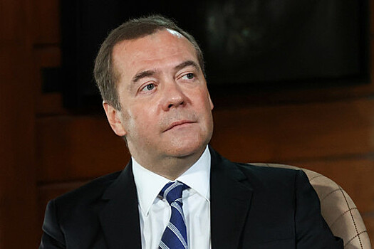 Медведев назвал "отчаянным дедом" Байдена, решившего избираться на пост президента США