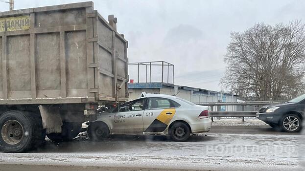 Таксист заехал под грузовик на мосту 800-летия в Вологде