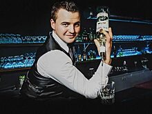 Пьяный парень пытался купить себе выпить, но бармен постоянно ему отказывал. Это бесценно!