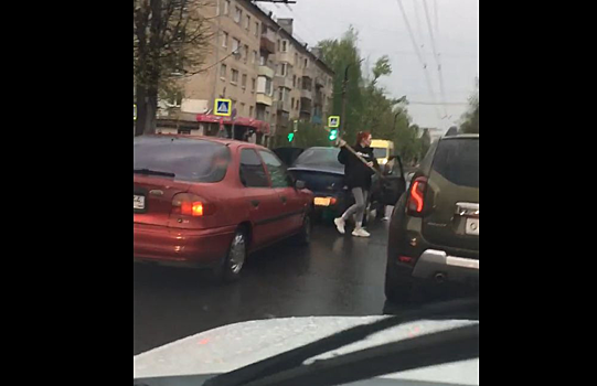 Девушка выбежала разгонять пробку в Костроме лопатой