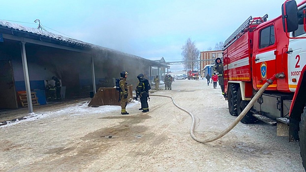 В Вологде загорелся склад металлоконструкций на улице Преображенского