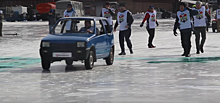 В Екатеринбурге сыграли в керлинг автомобилями «Ока»