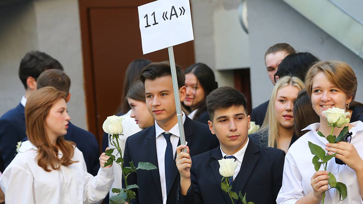 Четверо детей упали в обморок во время линейки в школе Санкт-Петербурга