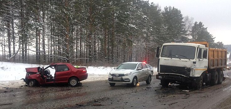 ДТП на Сарапульском тракте Удмуртии: «легковушка» врезалась в три машины