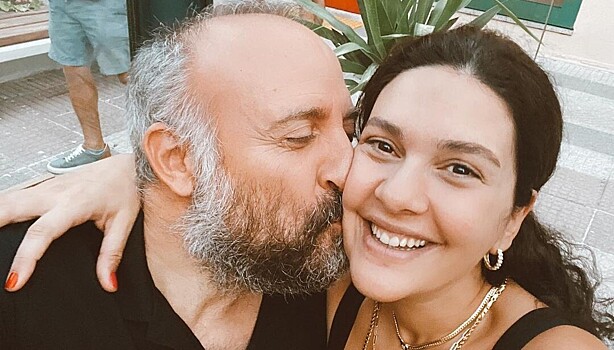 Жена звезды «Великолепного века» Халита Эргенча рассказала о тяжелых 11-часовых родах