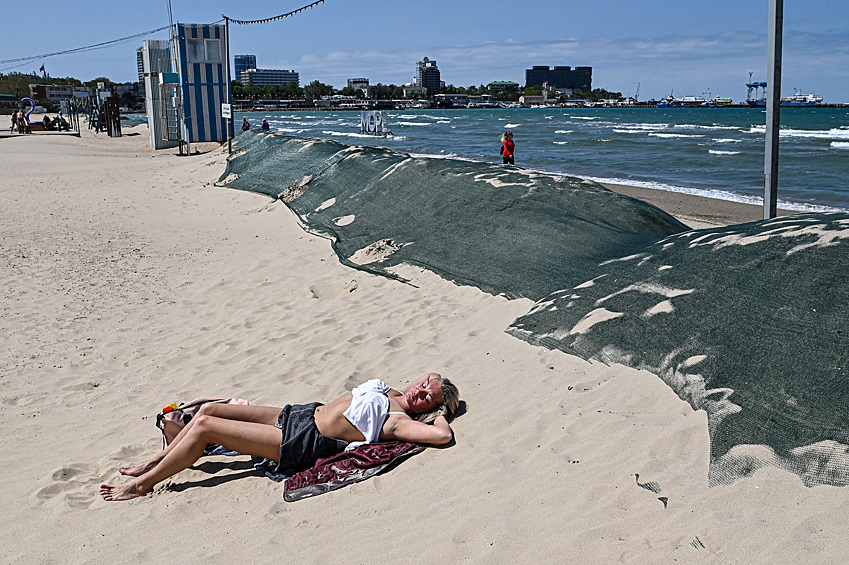 Женщина на центральном пляже Анапы, май 2025 года